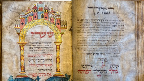 Deutsches Gebetbuch aus dem 13. Jahrhundert, das die frühesten Zeugnisse der jiddischen Sprache enthält. Historisches Manuskript aus der Sammlung der israelischen Nationalbibliothek in Jerusalem.