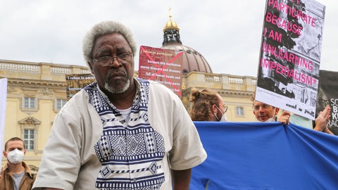 Mnyaka Sururu Mboro, Berlin Postkolonial e.V., beim Protest der Coalition of Cultural Workers Against the Humboldt Forum gegen das Humboldt-Forum im neu errichteten Preußischen Stadtschloss in Berlin am Tag der Eröffnung, 20.7.2021