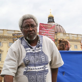 Mnyaka Sururu Mboro, Berlin Postkolonial e.V., beim Protest der Coalition of Cultural Workers Against the Humboldt Forum gegen das Humboldt-Forum im neu errichteten Preußischen Stadtschloss in Berlin am Tag der Eröffnung, 20.7.2021