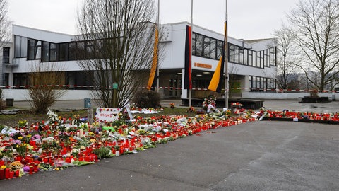 Fahnen auf Halbmast: Blumen und Kerzen für die Opfer des Amoklaufs an der Albertville-Realschule in Winnenden 2009