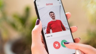 Partnersuche via Dating-App: Seit den 1950er-Jahren haben sich Paarbeziehungen gravierend verändert. Heute leben in Großstädten immer mehr Singles, viele suchen ihr Glück online.