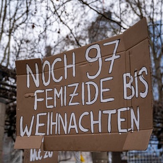 Am 8. März 2021, dem internationalen Frauentag versammelten sich hunderte Menschen, um in Frankfurt am Main gegen Ungleichheit, Sexismus und für mehr Rechte von Frauen zu demonstrieren. Auf einem Plakat steht: "Noch 97 Femizide bis Weihnachten"