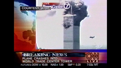 Fernsehbild vom 11. September 2001, das vom WABC-Fernsehen über CNN zur Verfügung gestellt wurde,. Es zeigt ein heranfliegendes Flugzeug, das sich dem World Trade Center in New York nähert, während aus dem Turm bereits Rauch aufstiegt.