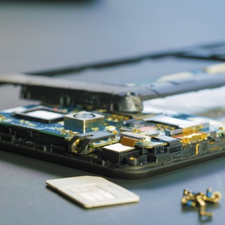 enthaltenen wertvollen Rohstoffe Gold, Coltan, Kobalt und Neodym wieder zurück in den Smartphone-Kreislauf gelangen. Sie herauszufiltern i