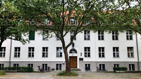 Ihnestraße 22, früher das Kaiser-Wilhelm-Instituts für menschliche Erblehre, Anthropologie und Eugenik (KWIA). Auf dem Campus der FU Berlin im Bereich des ehemaligen KWIA  in Dahlem wurden 2014 menschliche Überreste gefunden. Offenbar in Auschwitz ermordete Häftlinge, deren Überreste damals nach Berlin geschickt, untersucht und anschließend im Garten des Instituts vergraben wurden. 