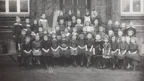 Klassenfoto einer Kieler Mädchenschule, 1917