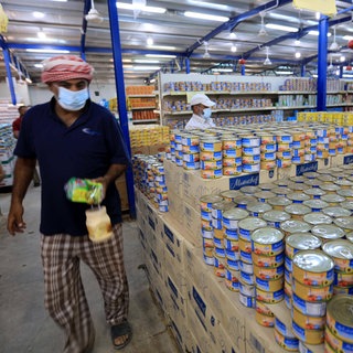 Syrische Flüchtlinge kaufen am 27. Juni 2021 in einem vom Welternährungsprogramm der Vereinten Nationen (WFP) beauftragten Supermarkt in Zaatari  Jordanien ein. Konzerne wie Bayer oder Danone, das Weltwirtschaftsforum und die Gates-Stiftung erobern über "Partnerschaften" zunehmend Einfluss im UN-Ernährungswesen. 