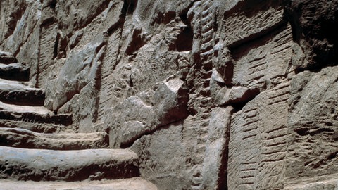 Insel Elephantine im Nil: Nilometer (Wasserstandsanzeiger des Nils mit Wasserstandsanzeigen seit 2000 v.Chr., Neubau in römischer Zeit). Treppe mit Skalen