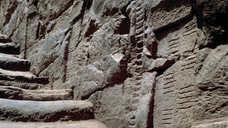 Insel Elephantine im Nil: Nilometer (Wasserstandsanzeiger des Nils mit Wasserstandsanzeigen seit 2000 v.Chr., Neubau in römischer Zeit). Treppe mit Skalen