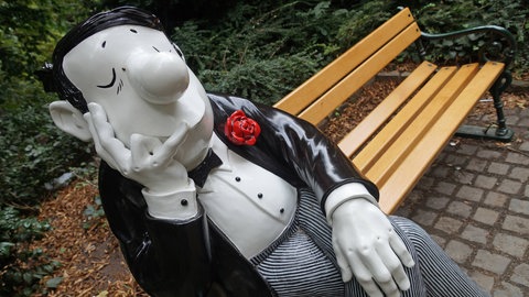 Denkmal für den Humoristen, Karikaturisten, Regisseur und Schauspieler Loriot. Die Skulptur zeigt sein legendäres Knollennasenmännchen und wurde 2013 auf dem Loriotplatz in den Bremer Wallanlagen eingeweiht.