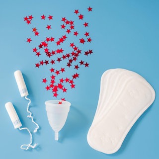 Hygieneartikel für die Menstruation: Tampon, Menstruationstasse, Binde, Slipeinlage: Vielerorts wird nach wie vor nicht über "die Tage" gesprochen, obwohl viele Menstruierende vor und während ihrer Regelblutung starke Schmerzen oder psychische Verstimmungen haben