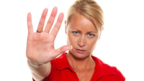 Frau signalisiert "Stop" mit der ausgestreckten Hand: Wer meldet sich im Internet gegen Hassrede zu Wort? Wer mischt sich ein, wenn jemand im Bus bedroht oder am Arbeitsplatz diskriminiert wird? Menschen, die couragiert dagegenhalten, widerstehen dem Druck, sich einer Mehrheit anzupassen. Sie zeigen sozialen Mut und Handlungskompetenz. 