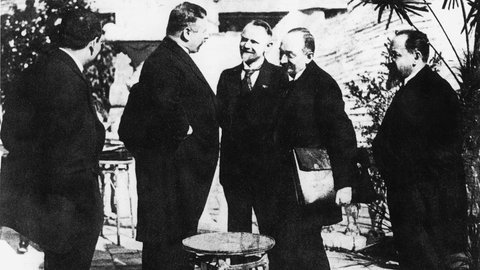 Vertrag von Rapallo zur Regelung der dt.-russ. Beziehungen, 16. April 1922: Reichskanzler Joseph Wirth (Mitte, im Profil), der sowjetische Volkskommissar für Außenhandel Krassin (3.v.r) und der Volkskommissar des Äußeren Tschitscherin (2.v.r.) während der Konferenz.