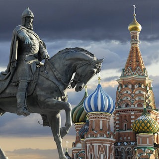 Juri-Dolgoruki-Denkmal, dahinter die Basilius-Kathedrale in Moskau  Russland