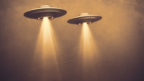 Zwei Ufos am Himmel: Die Aliens kommen … auf unabsehbare Zeit wohl erstmal nicht. Die Entfernungen im Universum sind einfach zu groß.