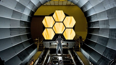 Vom James-Webb-Teleskopp versprechen sich Forschende der NASA, ESA und CSA einen besseren Blick auf ferne Planeten. Hier zu sehen: Ein primäres Spiegelsegment.