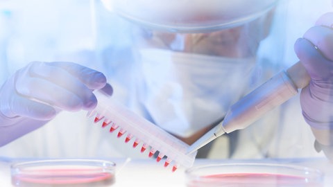 Pipettieren im Labor: In der Öffentlichkeit herrscht die Annahme, dass Forschung von der Hypothese direkt zu einem Ergebnis führt. Aber gerade die Corona-Pandemie zeigt, dass auf dem Weg zur Erkenntnis auch Irrwege liegen. Dieses "Scheitern" erschwert das Forschen. Wie um gehen mit diesem Tabu?