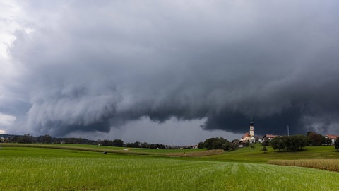 Unwetterfront über Bayern: Lange Zeit galt Hochwasser nur als Bedrohung für die Anwohner großer Flüsse. Doch beim Starkregen lauern die Gefahren überall – auch fernab jeglicher Gewässer.
