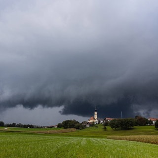 Unwetterfront über Bayern: Lange Zeit galt Hochwasser nur als Bedrohung für die Anwohner großer Flüsse. Doch beim Starkregen lauern die Gefahren überall – auch fernab jeglicher Gewässer.