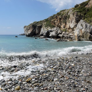 Kiesstrand: Am Mittelmeer verschwinden die Sandstrände. Gibt es bald nur noch Fels und Steine?