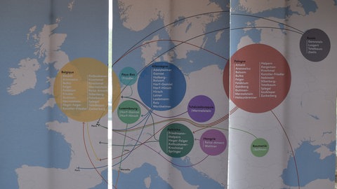 Informationsposter, das über die Herkunft der Opfer der Razzia informiert