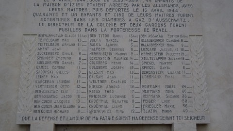 Plakette an Hauswand in Izieu, auf dem die Namen der Opfer der Razzia stehen 