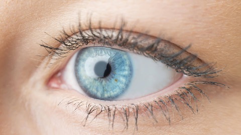 Nicht bei allen Menschen ist die Lederhaut des Auges so strahlend weiß. Verfärbungen können harmlos sein, z. B. bei Menschen, die ohnehin dunklere Haut haben. Sie können aber auch ein Hinweis auf Krankheiten sein und sollten vom Arzt abgeklärt werden.