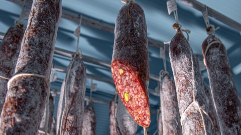 Aufgehängte, getrocknete Salamis