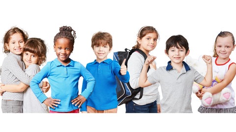 Fröhliche und selbstbewusste Grundschulkinder: Nicht nur Lesen, Schreiben und Rechnen sollten Kinder in der Schule lernen – idealerweise auch soziales Miteinander und Selbstvertrauen. 