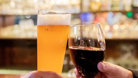 Bier und Wein beim Anstoßen