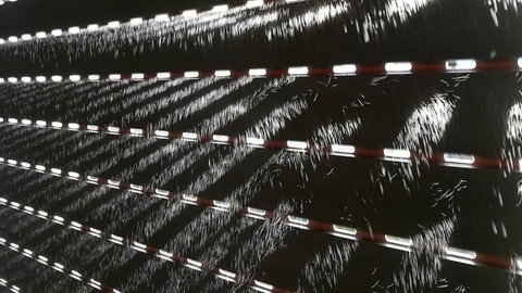 Ein Rolladen, durch den Lichtstrahlen fallen