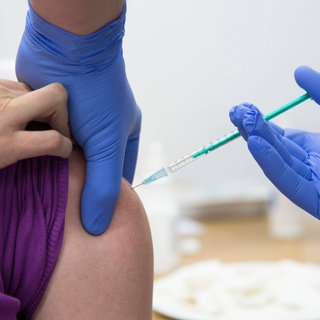 Corona-Impfung im Oberarm: Der Nutzen der Coronaimpfstoffe überwiegt die Risiken bei Weitem. Aber jeder zehntausendste Impfling bekommt eine Thrombose, eine Herzentzündung, leidet unter chronischen Schmerzen oder entwickelt eine bleierne Erschöpfung. Diese Impfschäden werden gezählt, verwaltet und im Idealfall auch entschädigt. Doch wer wird anerkannt? 