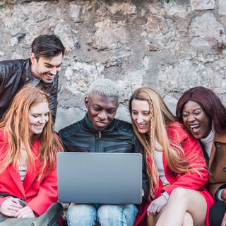 Studentengruppe sitzt vor einem Laptop: Während des Studiums gibt es viele Möglichkeiten, in eine andere Kultur zu schnuppern, Sprachen zu lernen, andere Hochschulsysteme kennenzulernen. Seit 35 Jahren gibt es das Erasmus-Programm. Doch der Bologna-Prozess, der Brexit und die Pandemie schaffen neue Hürden. 