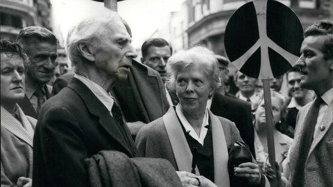 Betrand Russell bei einer Demonstration, neben ihm zu sehen ein Peace-Zeichen: Der 89-jährige Philosoph Betrand Russell wurde im September 1961 für sieben Tage eingesperrt, weil er zur Teilnahme an einer Sitzdemonstration auf dem Parliament Square als Protest gegen Atomwaffen angestiftet hatte. Der Richter verkürzte die Haftstrafe von zwei Monaten auf sieben Tage wegen Russells Gesundheitszustand.