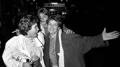 DDR-Bürger feiern nach der Maueröffnung am Grenzübergang Checkpoint Charlie am 9. November 1989 in Westberlin