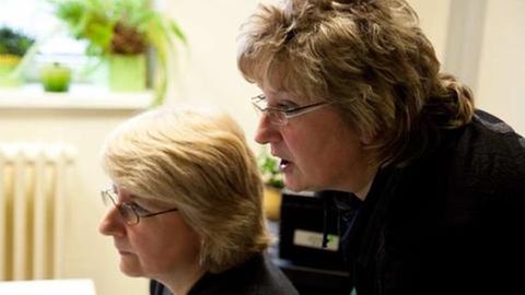 Elke Steinbach und Katri Jurichs bei der Arbeit