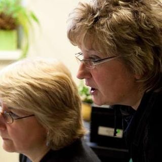 Elke Steinbach und Katri Jurichs bei der Arbeit