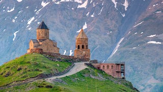 Gergetier Dreifaltigkeitskirche, georgisch-orthodoxer Kirchenkomplex in der Region Mzcheta-Mtianeti  Georgien