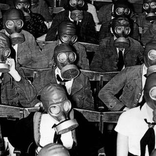 Unterricht mit Volksgasmaske 1939