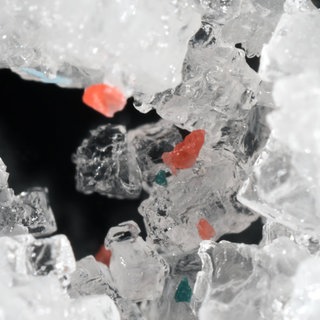 Mikroplastik auf Speisesalz: Wie viel Mikroplastik wir aufnehmen und was das für unsere Gesundheit bedeutet, darüber wissen Forschende bisher so gut wie nichts