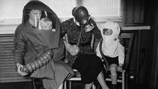 Gasmasken für Mutter und Kind 1939