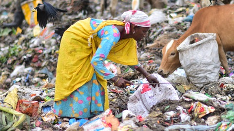 Eine Frau sucht auf der Mülldeponie Boragaon in Guwahati  Indien nach recycelbarem Material. Die UNEP hat ein globales Plastikprogramm auf den Weg gebracht, um die Plastikverschmutzung weltweit zu verringern.