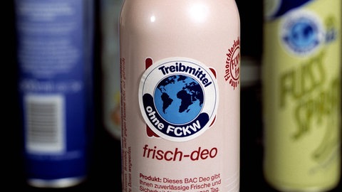 Deo-Sprühdose mit dem Aufkleber "ohne FCKW": FCKW wurde als Verursacher des Ozonlochs erkannt – und aus Sprühdosen, Schaumstoffen und industriellen Kältemitteln verbannt