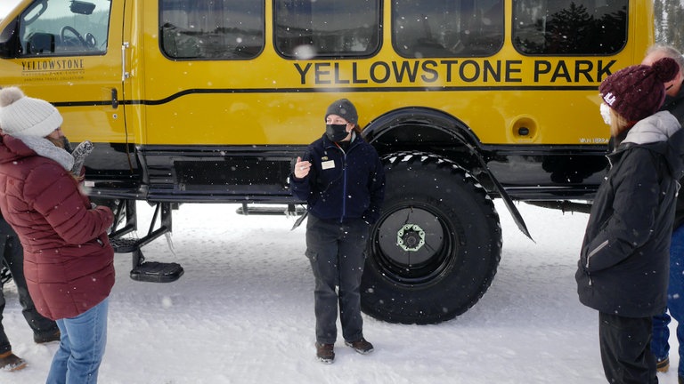 Marieleigh vor Schneebus: Marieleigh fährt Touristen im Schneebus zur Snow Lodge am berühmten Old Faithful Geysir – die Fahrt dauert im Winter mit einigen Stopps drei bis vier Stunden