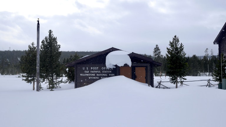Eingeschneites Parkschild: Insgesamt hat der Yellowstone Park eine Fläche, die fast so groß ist wie die Insel Zypern. Das Gebiet liegt zum größten Teil im Bundesstaat Wyoming, im Krater des Yellowstone Vulkans, dessen Caldera vor über 640.000 Jahren entstanden ist