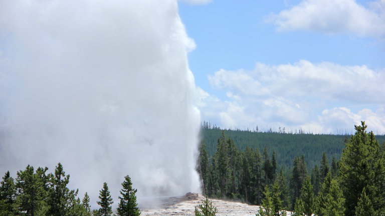 Wasserfontäne: Etwa alle 90 Minuten speit der Geysir „Old Faithful“ Wasser in die Luft – mit zuverlässiger Regelmäßigkeit