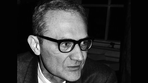 Mit der Hilfe des amerikanischen Journalisten Varian Fry können zwischen August 1940 und August 1941 fast 2.000 Menschen von Frankreich aus vor den Nazis in Sicherheit gebracht werden, unter ihnen Berühmtheiten wie Heinrich Mann, Anna Seghers, Lion Feuchtwanger, Hannah Arendt oder Marc Chagall. Die Netflix-Serie "Transatlantic" macht dies zum Thema.