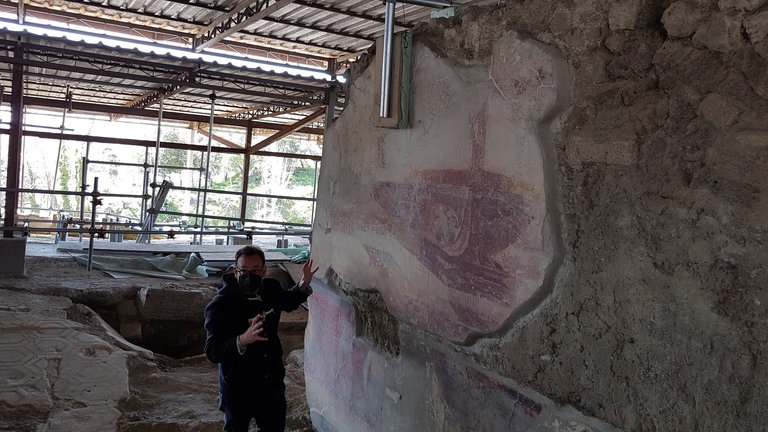 Pompeji: Majestätisch thront die "Insula Occidentalis" auf einer Anhöhe, von hier oben konnten reiche Villenbesitzer den Golf von Neapel sehen. Der Archäologe Allessandro Russo freut sich über einen der neuesten Fund dort: Die Fresken an der Wand sind vollständig und unberührt.