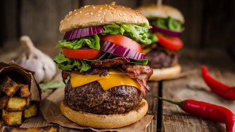 Ein Bild eines Burgers mit Pommes