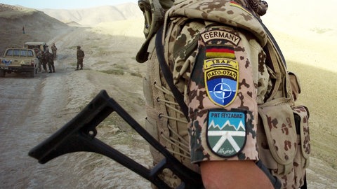Ein Soldat des deutschen ISAF-Kontingents patrouilliert 2008 in der Umgebung von Faisabad in Afghanistan. Ehemalige Soldaten zeigen häufiger Symptome einer Traumatisierung als Soldaten, die noch im Dienst sind.